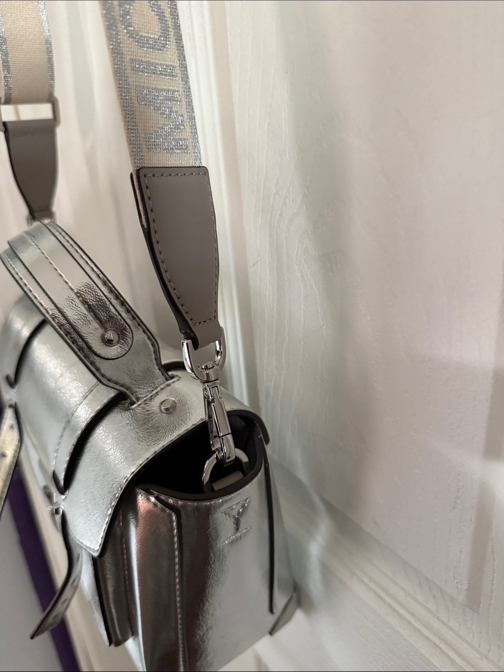 Michael Kors Metallic Silver with Logo Strap. Manhattan medium. - Picture 4 of 9